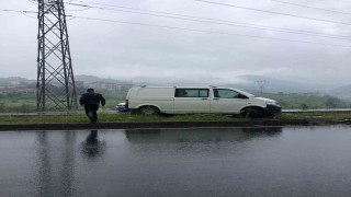 Direksiyon hakimiyetini kaybetti, kaldırıma çıktı