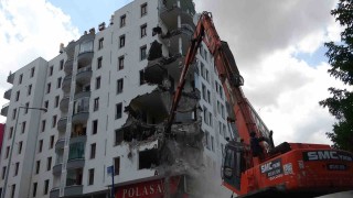 Diyarbakırda depremde 6-7 kolonu patlayan binanın yıkımına başlandı