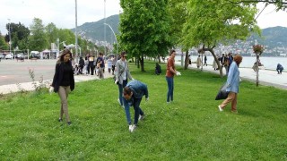 Dünya Tütünsüz Gününde sahilde izmarit topladılar