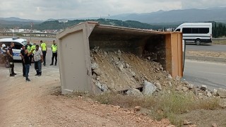 Edremitte hafriyat kamyonu su kanalına düştü: 1 yaralı