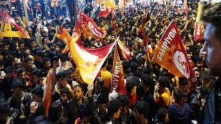 Galatasaraylı taraftarlar kutlama için Vanda sokağa döküldü