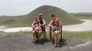 Hollandalı turist aile Meke Gölünde