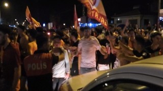 İlaçlama aracıyla şampiyonluk kutlaması yapan taraftarların arasına daldı