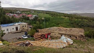 Kahramanmaraşta hortum ağaçları yerinden söktü, çatıları uçurdu