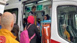 Kamyonet ile çarpışan otomobilde 3 kişi yaralandı