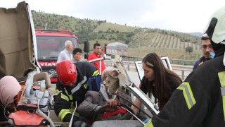 Kamyonet tıra arkadan çarptı: 1 ölü, 1 ağır yaralı