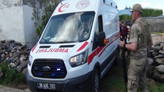 Karsta ahır çöktü: 2 ölü