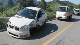 Kaza yapan otomobilin tekerleği koptu, sürücüsü burnu bile kanamadan kurtuldu