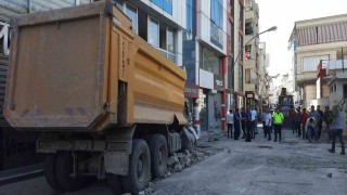 Kontrollü yıkılan minare kamyon ve iş yerlerine zarar verdi