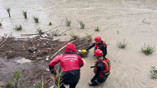 Korkuluklara kıyafetlerini bırakıp nehirde kaybolan yaşlı adamın cansız bedeni bulundu