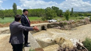 Kuvvetli sağanak sele sebep oldu, köy yolu ve köprü yıkıldı