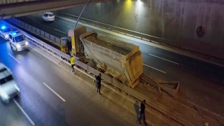 Lastiği patlayan kamyon, tünel girişinde refüje çıktı