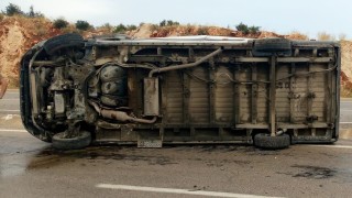 Mersinde minibüs devrildi: 7 yaralı