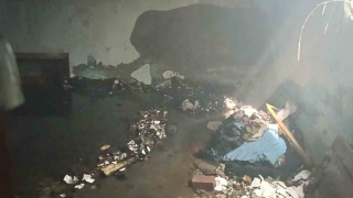 Metruk binada yangın çıktı, mahalleli isyan etti: Çocuklarımız risk altında