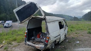 Minibüs kontrolden çıktı, defalarca takla attı: 2 yaralı