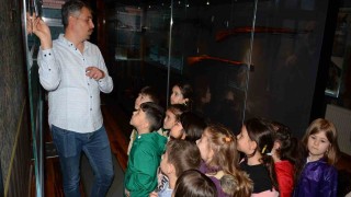 Minik öğrenciler Radyo Sergisini ziyaret etti