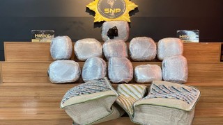 Motosikletin heybesinde 12 kilogram esrar yakalandı