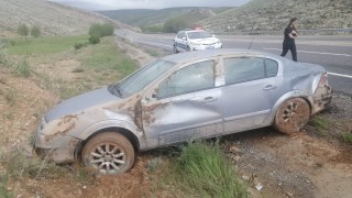 Otomobil yoldan çıktı: 1i çocuk 3 yaralı