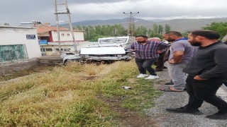 Otomobil yoldan çıktı: 2 Yaralı