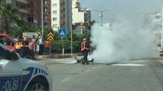 Otomobile çarpan motosiklet alev alev yandı