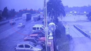 Otomobilin tırın altına girip 1 kişinin öldüğü kaza anı kamerada