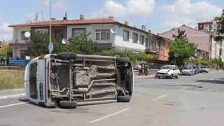 Otomobille çarpışan ticari araç yan yattı: 2 yaralı