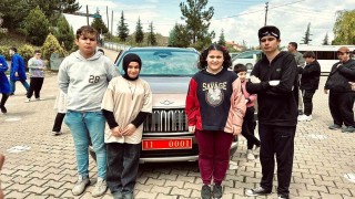 Özel gereksinimli öğrencilerin Tooga binme istediği geri çevirmedi