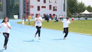 Özel sporcular pistte yarıştı