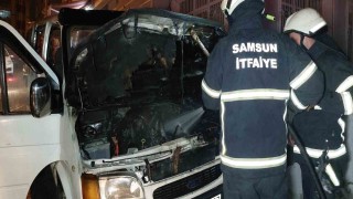 Park halindeki minibüste yangın çıktı