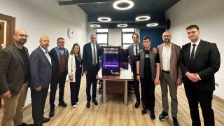 ROBOSB Teknoloji Takımı ürettiği 3D yazıcıyı Başkan Küpeli ve ekibine sundu