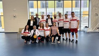 Sağlık çalışanları voleybol turnuvası ile stres attı