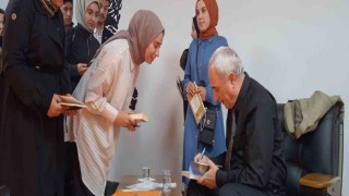 Şair Nurullah Genç sevenleriyle buluştu