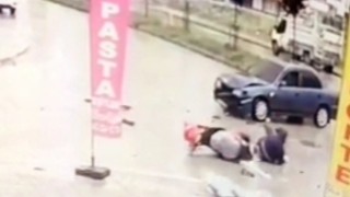 Samsunda otomobilin 2 motosiklete çarpma anı kamerada