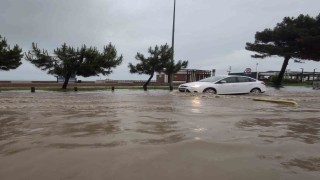 Samsunda sağanak yağış yolları göle çevirdi