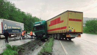 Samsunda tır bariyere çarpıp su kanalına girdi