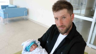 Sesiyle gündem olmuştu, yeni doğan bebeğinin kulağına ezan okudu