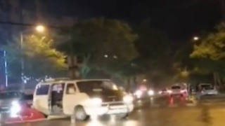 Seyir halinde kapısı açık minibüsten böyle düştü