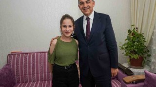 Sınava girecek öğrencilere hediye verdi