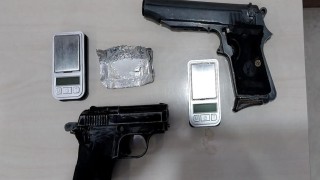 Şüpheli araçtaki şahıslardan uyuşturucu çıktı