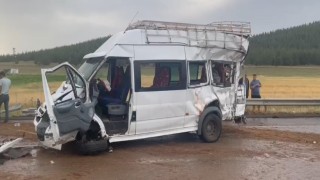 TAG Otoyolunda 5 aracın karıştığı kazada ortalık savaş alanına döndü: 2 ölü, 20 yaralı