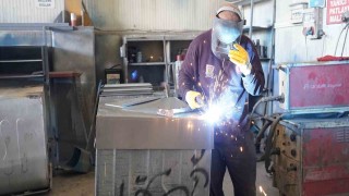 Tarsus Belediyesi çöp konteynerlerini onarıp yeniden kullanıma sunuyor