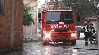 Tavşanlıda yıldırım düşen evin çatısında yangın çıktı