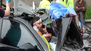 TEMde feci kaza: Otomobil paramparça oldu, sıkışan sürücü dakikalarca telefonda konuştu