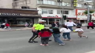 Trafik polisi trafiği kesti, çocukları karşıdan karşıya geçirdi