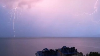 Van Gölü üzerinde çakan şimşekler görsel şölen oluşturdu