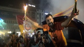 Yağmur yağışı altında Galatasaray coşkusu