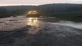 Yağmurdan dolayı kapanan yollarda belediye ekipleri uzun mesai harcadı