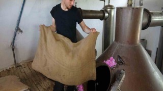 15 milyon gül yaprağından çıkıyor, litresi 10 bin euroya kadar alcı buluyor