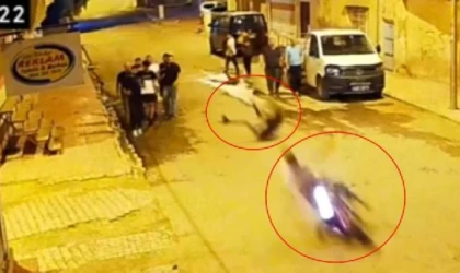 2 kişinin yaralandığı motosiklet kazası kamerada