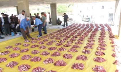 3 asırlık gelenekle, 1,5 ton eti, her aileye eşit dağıttılar
